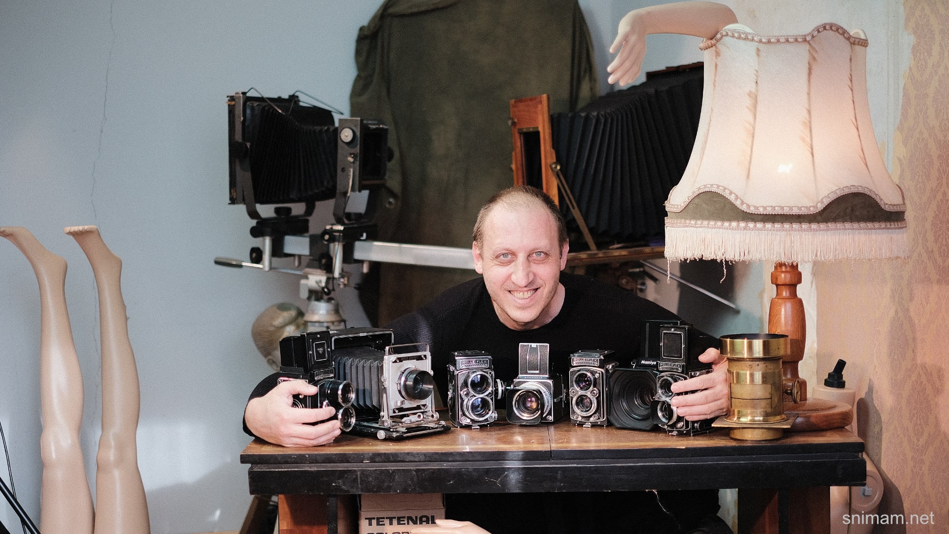 Калин Костов с филмови фотоапарати среден формат